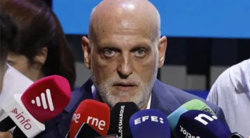 تيباس ينتقد إلغاء مباراة برشلونة في أمريكا ويشكك في نزاهة ضغط الحكام